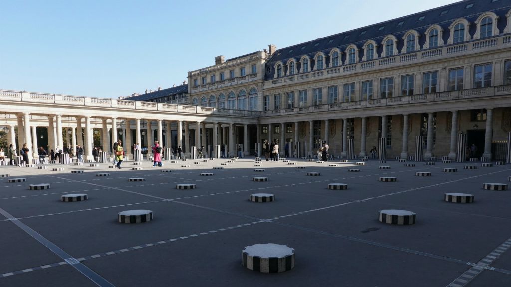 Colonnes Buren dans la cour d'honneur du Palais-Royal